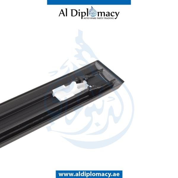 FRONT DOOR MOLDING RIGHT
